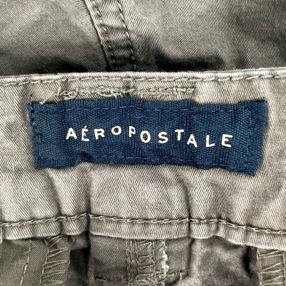 Aeropostale Green Cuffed Hem Chino Shorts Size 8 Women’s - Picture 2 of 5